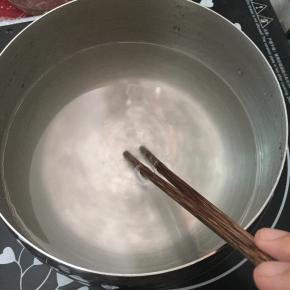 一边加热一边搅拌至煮开。