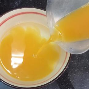 将一半白凉粉溶液倒入碗中，取100毫升沙棘汁，趁热倒入搅拌均匀。