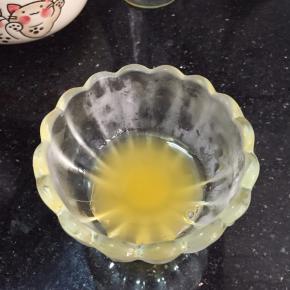 取一杯子，倒入加了沙棘汁的白凉粉，放入冰箱加速凝固。