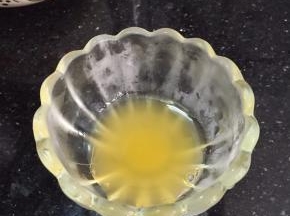 取一杯子，倒入加了沙棘汁的白凉粉，放入冰箱加速凝固。