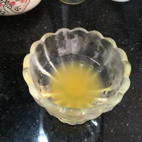 冷藏几分钟后拿出，倒入透明白凉粉，再放到冰箱凝固就好。