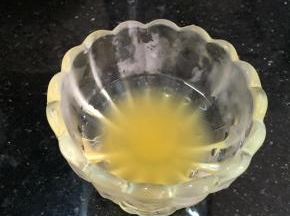 冷藏几分钟后拿出，倒入透明白凉粉，再放到冰箱凝固就好。