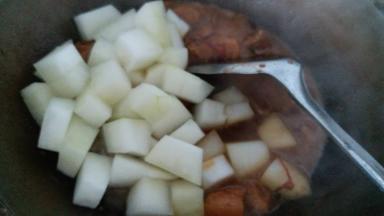 煮了50分钟后加入冬瓜，冬瓜水份多，还会出水，再一起闷15，加葱段炒均匀就可以起锅