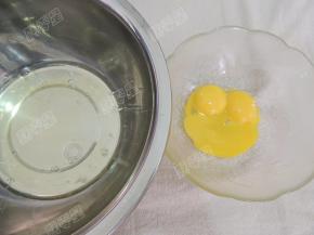 蛋清蛋黄分离至无油无水的盆中