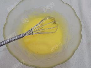 蛋黄中放入牛奶和色拉油，搅打均匀