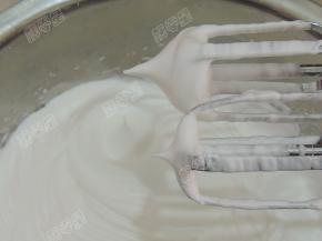 蛋白液中滴入少许柠檬汁，分次加入白砂糖，打至干性发泡，即出现小尖角，平行不下垂