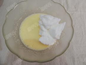 取三分之一倒入蛋黄糊中