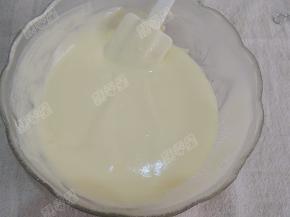 从下向上用橡皮刮刀充分翻拌均匀