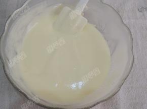 从下向上用橡皮刮刀充分翻拌均匀