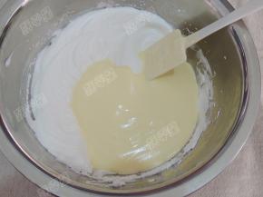 将搅拌好的蛋糊倒入蛋白盆内