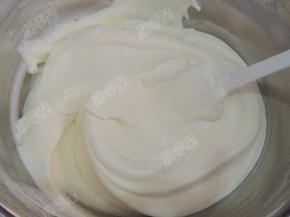 从下向上翻拌均匀（不要怕消泡，一定要拌匀组织才好）