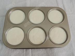 将蛋糊倒入保鲜袋内，挤入模具中