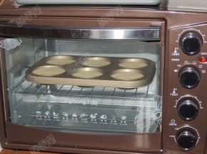 烤箱预热，将烤盘放入烤箱，160度，中层烘烤20分钟