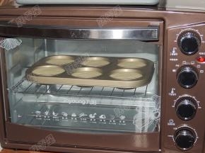 烤箱预热，将烤盘放入烤箱，160度，中层烘烤20分钟