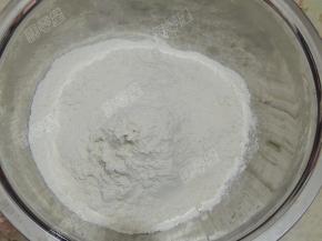 面粉放入盆中