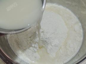 酵母水倒入面粉中