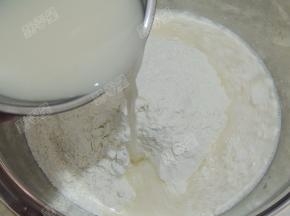 酵母水倒入面粉中