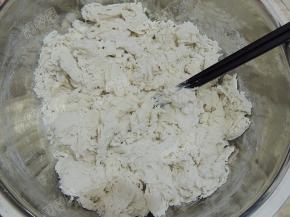 用筷子搅拌成无干粉状态