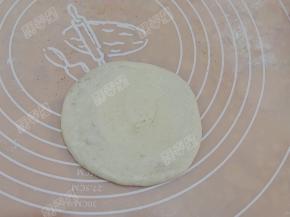 擀开成圆饼