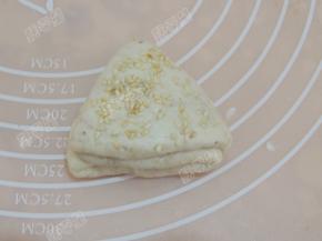 刷一点水，撒上芝麻