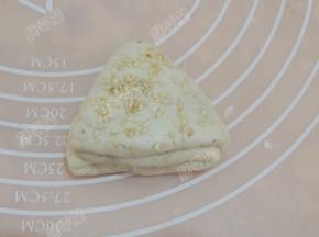 刷一点水，撒上芝麻