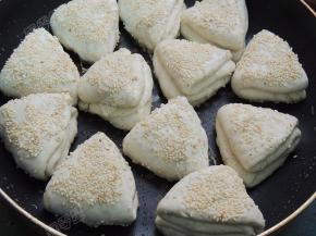 平底锅刷一层油，中小火把饼放入锅内