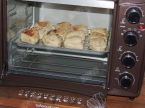 煎好的饼入烤盘，烤箱210度预热