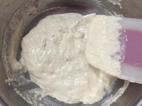 将酵头材料倒入盆中，搅拌至无干粉。