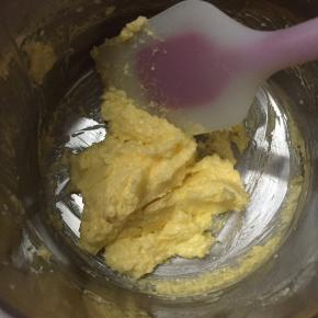 黄油加入糖粉，稍微搅拌。