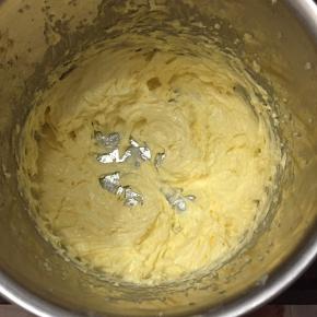 将黄油和糖打发到蓬松发白，分3次加入鸡蛋，每加一次先打匀再加。全部加完后，打匀到蛋糊呈轻盈、蓬松状。