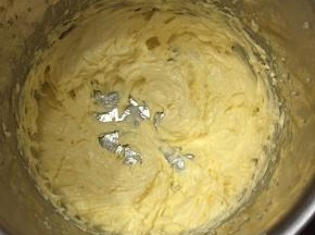 将黄油和糖打发到蓬松发白，分3次加入鸡蛋，每加一次先打匀再加。全部加完后，打匀到蛋糊呈轻盈、蓬松状。