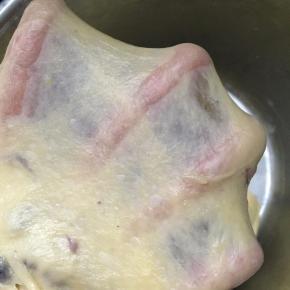 以上所有材料放入面包机中，揉至可拉出结实的薄膜，加入沥干蔓越莓揉匀即可。