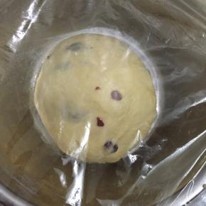 将面团放入盆中，盖上保鲜膜。