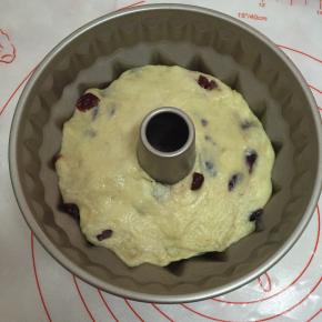 将模具放入烤箱，烤箱中放一盆热水，进行第二次发酵。发至两倍大即可。