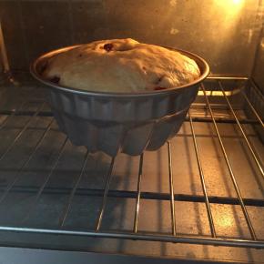 入预热好烤箱170度25分钟。
出炉趁热脱模，放凉后筛上一层糖粉装饰便可食用。