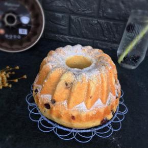 出炉趁热脱模，放凉后筛上一层糖粉装饰便可食用。