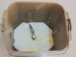 把牛奶和水、鸡蛋放入面包桶内