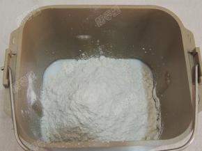 然后放入高筋面粉