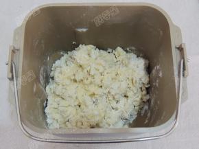 用筷子搅拌成絮状后，放入面包机启动揉面程序