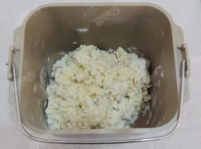 用筷子搅拌成絮状后，放入面包机启动揉面程序