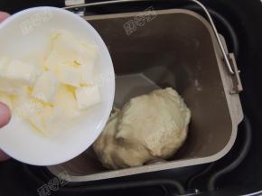 放入软化的黄油