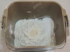 在一角放入糖、另一角放盐，中间挖个小坑，放入酵母