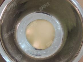 取出面团，收圆后放入盆中，盖上保鲜膜，室温发酵