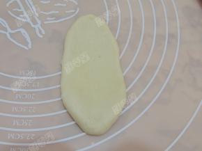 取一份面团擀开成椭圆型