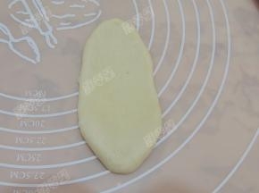 取一份面团擀开成椭圆型