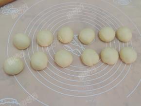 取出排气，分成12份，每份约40克。滚圆后，盖保鲜膜松弛15--20分钟