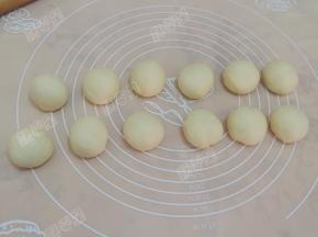 取出排气，分成12份，每份约40克。滚圆后，盖保鲜膜松弛15--20分钟