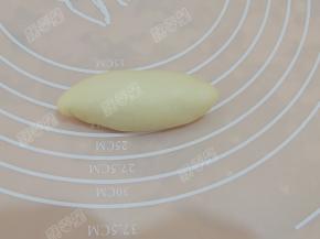 翻面，压薄底边，自上而下卷起成橄榄形