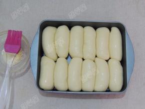 发酵至2倍大后，把蛋液和水按照1:1的比例调匀，刷在面包坯上