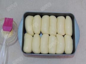 发酵至2倍大后，把蛋液和水按照1:1的比例调匀，刷在面包坯上